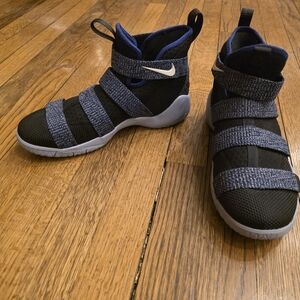 Nike Lebron Soldier Basketball Sneaker - Size 6 Youth (Women's 8) - NEVER WORN